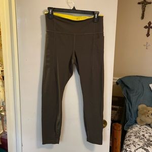 Athleta like new fold down Capri leggings size medium cute neon green!